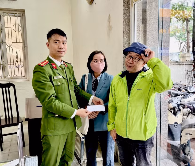 Ông Yoshida Masashi đã mang số tiên trông thấy trên đường đến cơ quan Công an