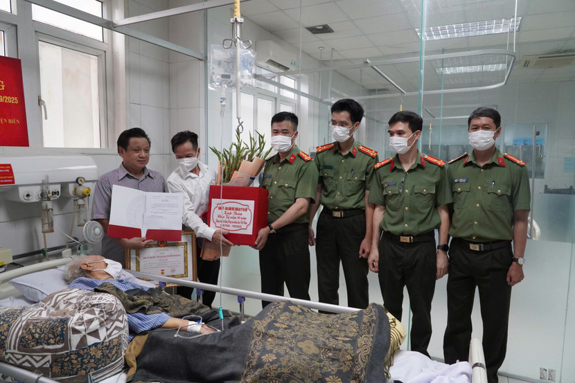 Đại tá Nguyễn Ngọc Quyền cùng đại diện chỉ huy phòng chức năng CATP chúc mừng, động viên thân nhân gia đình đồng chí Tạ Văn Thi Đại tá Nguyễn Ngọc Quyền cùng đại diện chỉ huy phòng chức năng CATP chúc mừng, động viên thân nhân gia đình đồng chí Tạ Văn Thi