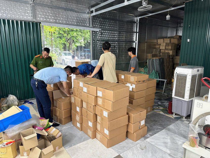 Lực lượng chức năng thu giữ số lượng lớn mỹ phẩm có dấu hiệu vi phạm pháp luật Lực lượng chức năng thu giữ số lượng lớn mỹ phẩm có dấu hiệu vi phạm pháp luật