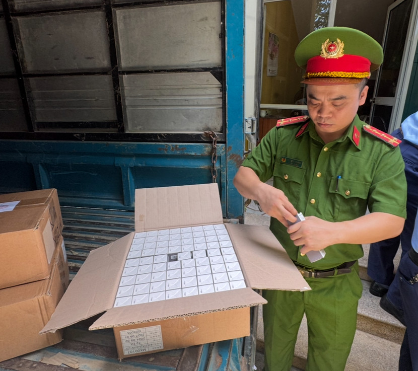 Lực lượng CSKT kiểm tra số sản phẩm thu giữ Lực lượng CSKT kiểm tra số sản phẩm thu giữ