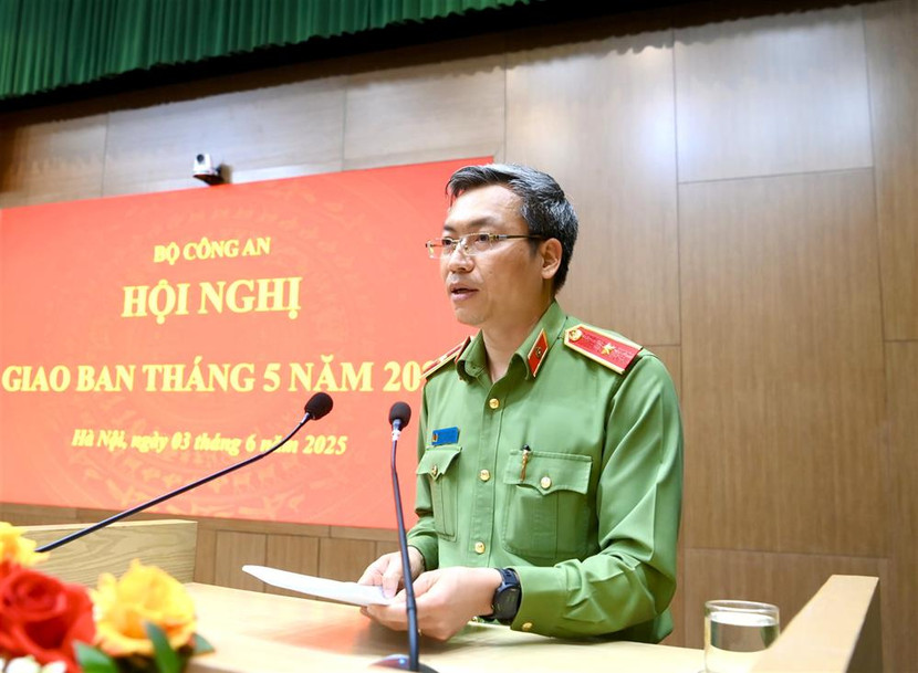 Thiếu tướng Nguyễn Quốc Toản, Chánh Văn phòng Bộ Công an báo cáo kết quả công tác công an tháng 5/2025. Thiếu tướng Nguyễn Quốc Toản, Chánh Văn phòng Bộ Công an báo cáo kết quả công tác công an tháng 5/2025.