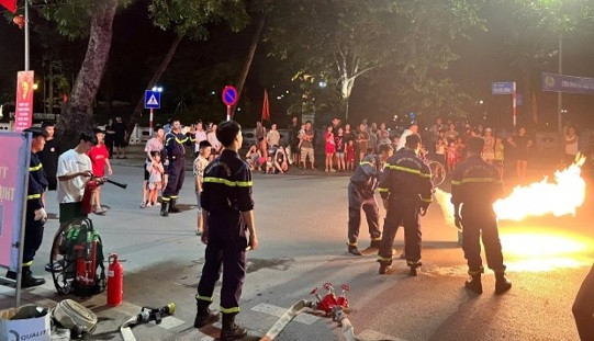 Người dân hào hứng chứng kiễn kỹ năng bổ ích về công tác PCCC được các Tuyên truyền viên thể hiện Người dân hào hứng chứng kiễn kỹ năng bổ ích về công tác PCCC được các Tuyên truyền viên thể hiện