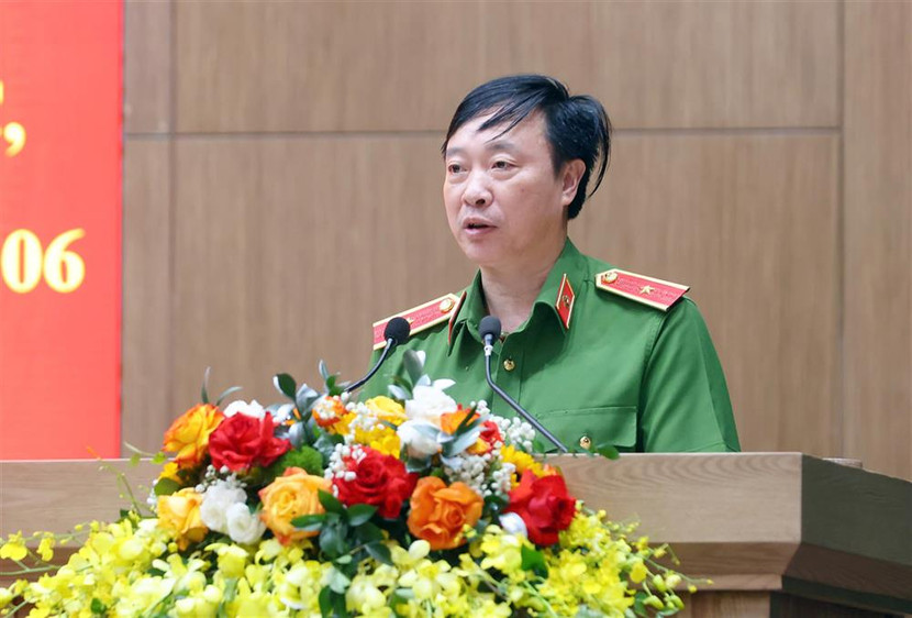 Các đại biểu tham luận tại Hội nghị.