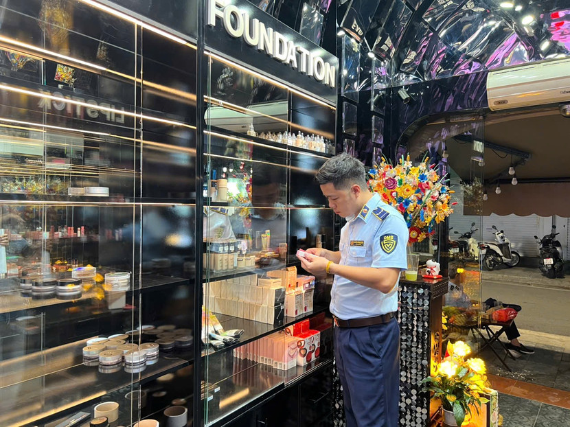 Cán bộ đội QLTT số 2 kiểm tra các sản phẩm bày bán tại cửa hàng Cán bộ đội QLTT số 2 kiểm tra các sản phẩm bày bán tại cửa hàng