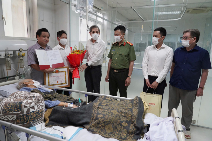 Đồng chí Hoàng Minh Dũng Tiến, Bí thư Quận ủy Ba Đình và Đại tá Nguyễn Ngọc Quyền, Phó Giám đốc CATP, trao Quyết định, chúc mừng đồng chí Tạ Văn Thi. Đồng chí Hoàng Minh Dũng Tiến, Bí thư Quận ủy Ba Đình và Đại tá Nguyễn Ngọc Quyền, Phó Giám đốc CATP, trao Quyết định, chúc mừng đồng chí Tạ Văn Thi.