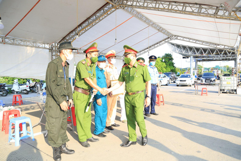 Thiếu tướng Nguyễn Thanh Tùng động viên lực lượng phòng chống dịch cửa ngõ Thủ đô