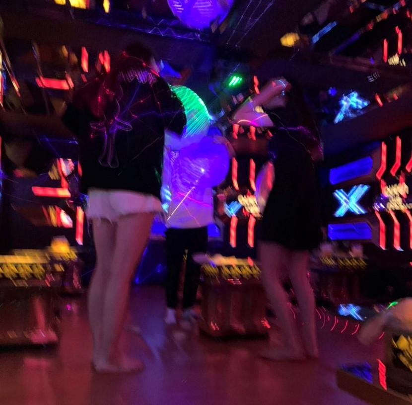 Khách đến với "thánh địa" thổi hít "bóng cười" đều là người trẻ