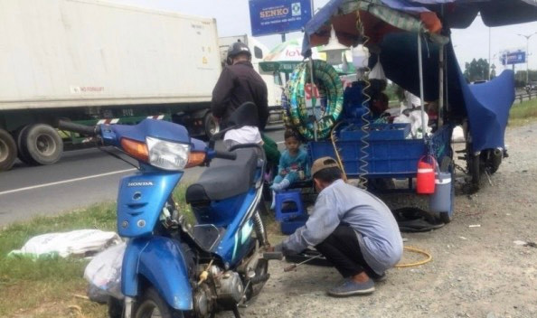 Ngay đầu năm mới, một số người đi xe máy đã bị “chặt chém” khi xe đột ngột thủng lốp