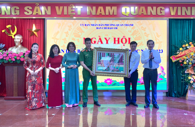 Lãnh đạo quận ủy Ba Đình tặng quà lưu niệm cho Chính quyền và nhân dân phường Quán Thánh