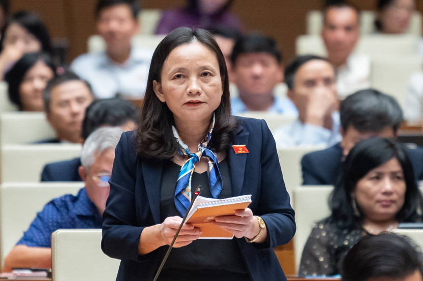 Đại biểu Cầm Thị Mẫn (đoàn Thanh Hóa) chất vấn