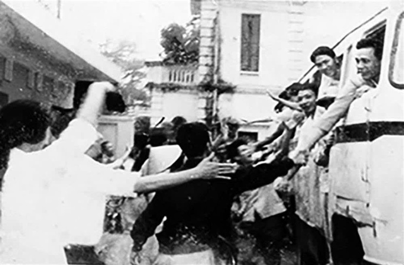 Chia tay, tiễn các chiến sỹ lên đường chi viện chiến trường miền Nam