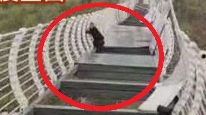 Vị khách cố bám vào thành cầu để không bị rơi