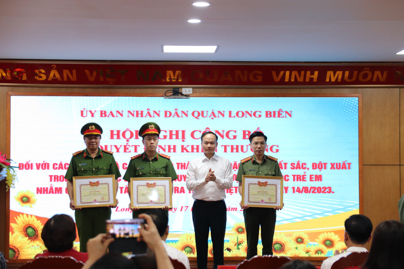 Các đồng chí lãnh đạo Quận ủy, UBND quận trao thưởng các tập thể, cá nhân lập thành tích xuất sắc Các đồng chí lãnh đạo Quận ủy, UBND quận trao thưởng các tập thể, cá nhân lập thành tích xuất sắc