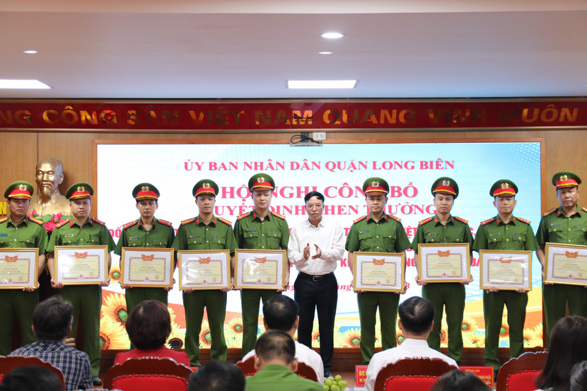 Các đồng chí lãnh đạo Quận ủy, UBND quận trao thưởng các tập thể, cá nhân lập thành tích xuất sắc Các đồng chí lãnh đạo Quận ủy, UBND quận trao thưởng các tập thể, cá nhân lập thành tích xuất sắc