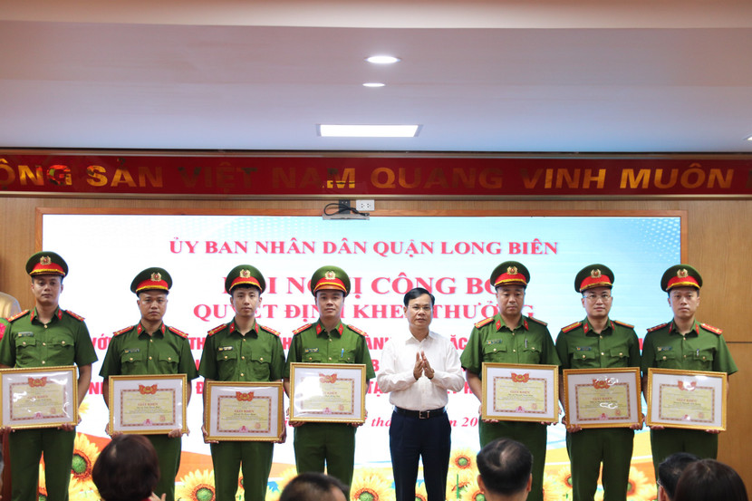 Các đồng chí lãnh đạo Quận ủy, UBND quận trao thưởng các tập thể, cá nhân lập thành tích xuất sắc Các đồng chí lãnh đạo Quận ủy, UBND quận trao thưởng các tập thể, cá nhân lập thành tích xuất sắc