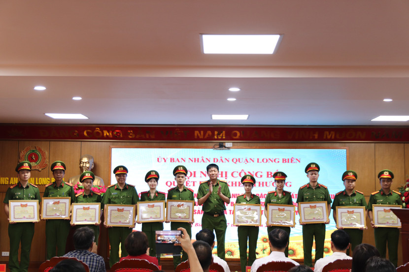 Đại tá Hứa Việt Hưng trao thưởng các tập thể, cá nhân lập thành tích xuất sắc Đại tá Hứa Việt Hưng trao thưởng các tập thể, cá nhân lập thành tích xuất sắc