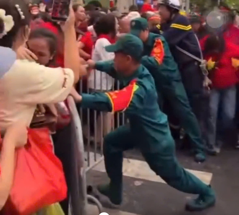 Nhiều cá nhân xô đổ hàng rào, chen lấn xô đẩy lực lượng làm nhiệm vụ tràn vào khu vực cấm Nhiều cá nhân xô đổ hàng rào, chen lấn xô đẩy lực lượng làm nhiệm vụ tràn vào khu vực cấm