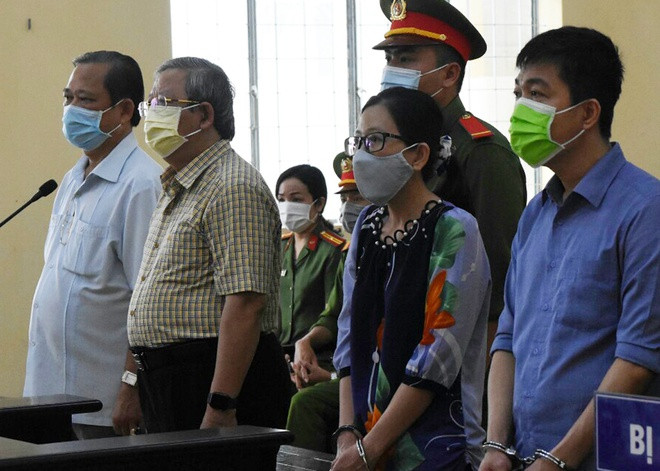 Ông Huỳnh Quốc Việt (thứ hai từ trái sang) cùng các bị cáo nghe tuyên án