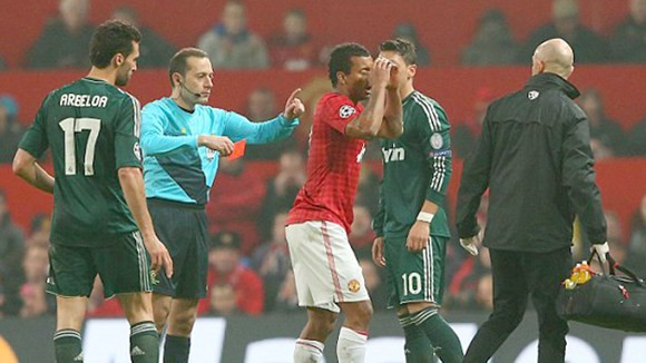  Giới chuyên môn sôi sục về chiếc thẻ đỏ của Nani ảnh 1