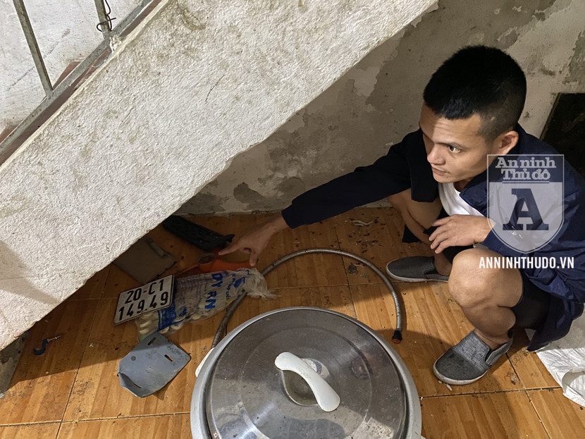 Tên trộm chỉ vào chỗ giấu chiếc BKS gốc Tên trộm chỉ vào chỗ giấu chiếc BKS gốc