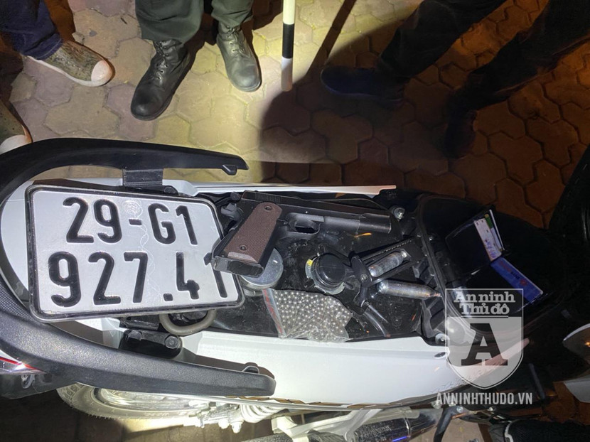 BKS xe máy, súng, bọc bi sắt và ống khí nén được giấu trong cốp xe