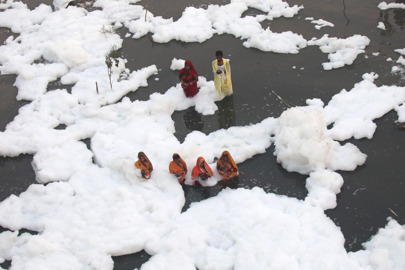 Tín đồ đạo Hồi thực hiện nghi thức trên sông