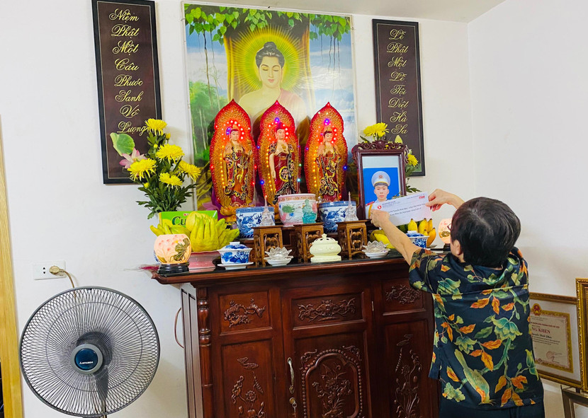 Bà Tâm thắp hương tưởng nhớ Liệt sĩ trẻ Nguyễn Đình Phúc