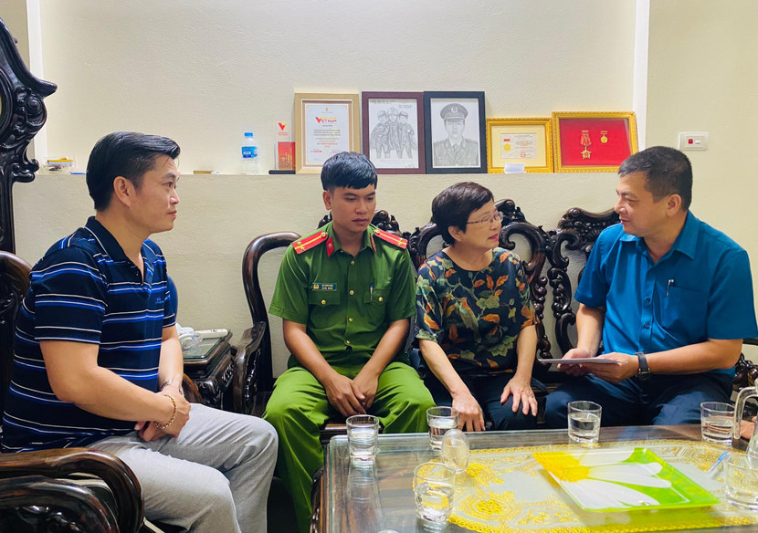 Bà Tâm tặng quà bố mẹ Liệt sĩ Đỗ Đức Việt