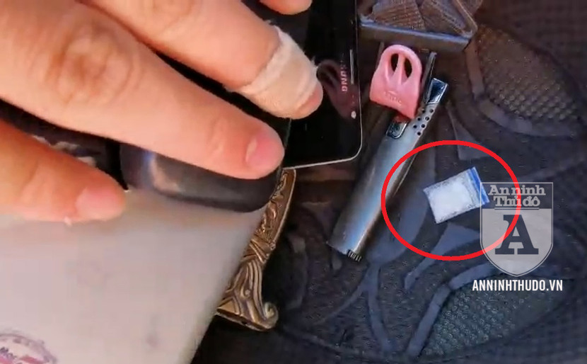 Gói ma túy đá đối tượng giấu trong túi áo Gói ma túy đá đối tượng giấu trong túi áo