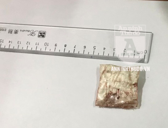 Gói heroin mà đối tượng buộc phải nhả ra khi bị CSCĐ Đặc nhiệm trấn áp Gói heroin mà đối tượng buộc phải nhả ra khi bị CSCĐ Đặc nhiệm trấn áp