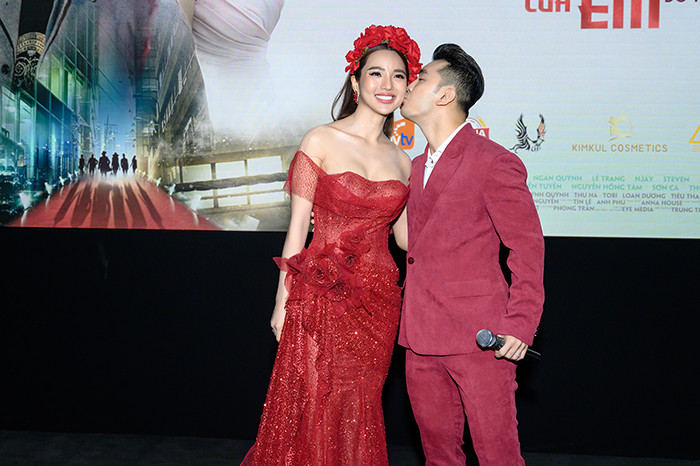 Ưng Hoàng Phúc không ngại dành nụ hôn cho Kim Cương ở giữa đám đông Ưng Hoàng Phúc không ngại dành nụ hôn cho Kim Cương ở giữa đám đông