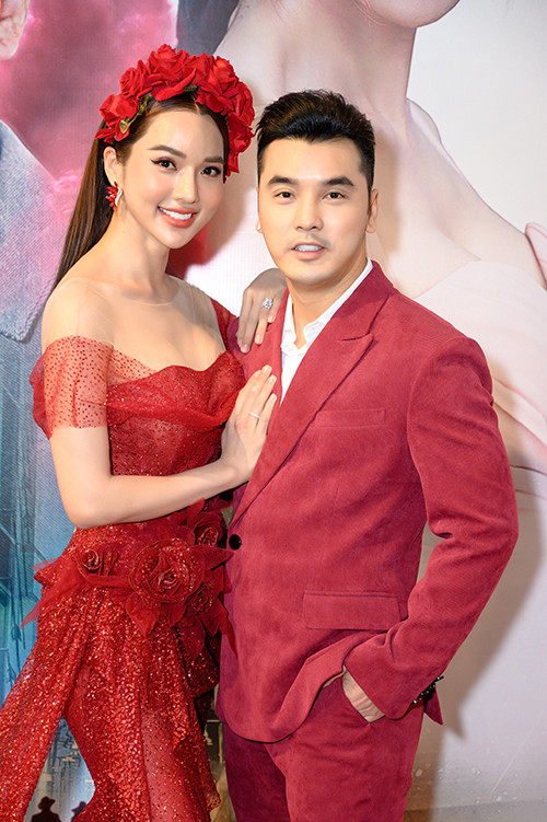 Vợ chồng Ưng Hoàng Phúc diện đồ đôi tại buổi họp báo Vợ chồng Ưng Hoàng Phúc diện đồ đôi tại buổi họp báo