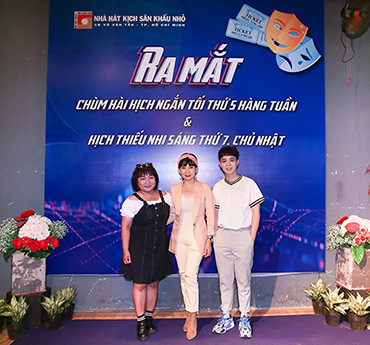 Mỹ Uyên cùng những diễn viên trẻ của sân khấu 5B Mỹ Uyên cùng những diễn viên trẻ của sân khấu 5B