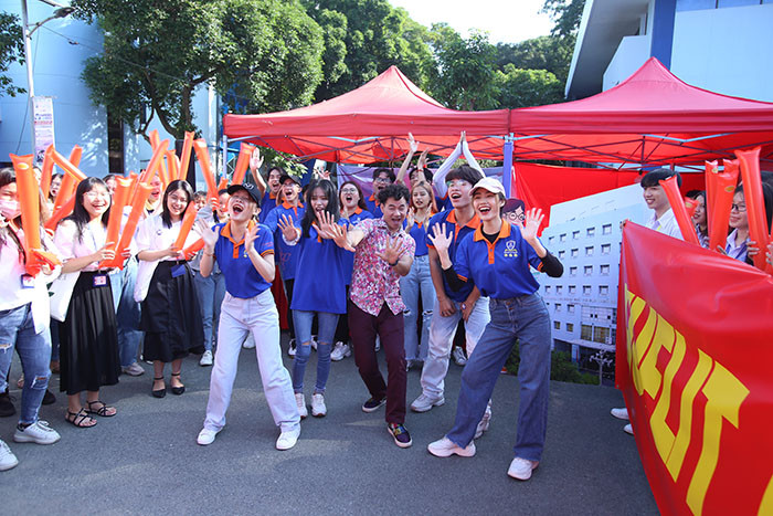 NSƯT Xuân Bắc và các bạn sinh viên