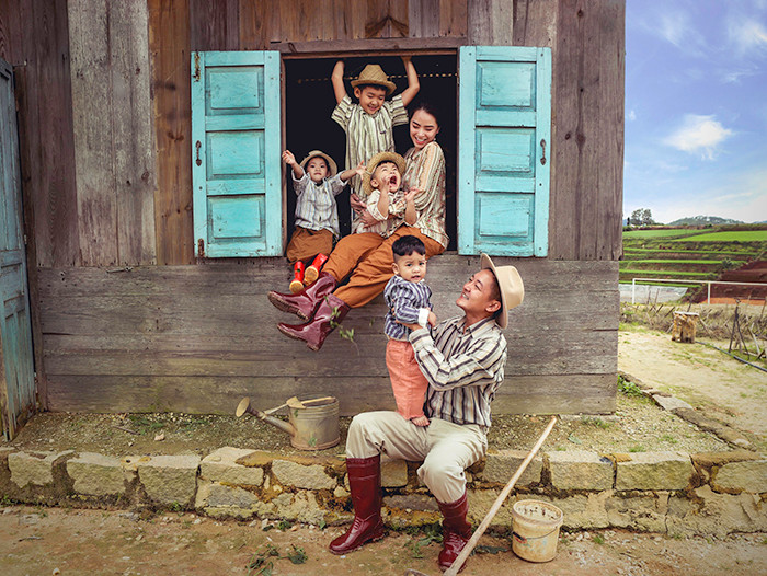 Hải Băng cho biết, ý nghĩa của bộ ảnh là gia đình là quan trọng nhất. Trẻ con không quan trọng giàu nghèo không cần những thứ mắc tiền chỉ cần ba mẹ dành thời gian chơi cùng con là các bé sẽ rất vui và hạnh phúc