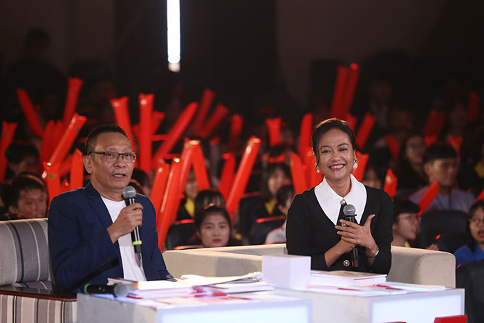 Nhà báo Lại Văn Sâm và diễn viên Hồng Ánh trong vai trò giám khảo