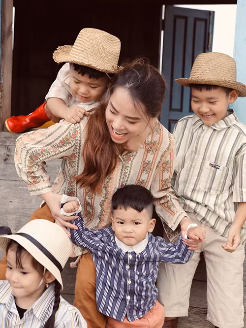 Nam diễn viên điển trai đã âm thầm lên ý tưởng thực hiện bộ ảnh kỷ niệm độc đáo cùng 4 con. Các bé được mặc trang phục giản dị, cùng bố mẹ sắm vai một gia đình ở nông thôn đông con