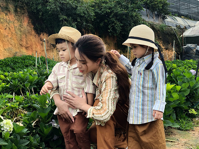 Giọng ca "Viên đá nhỏ" tâm sự: "Anh Đạt từng đổ vỡ hôn nhân nên cảm thấy đám cưới không quan trọng. Tôi cũng nghĩ vậy. Chúng tôi bảo nhau làm sao sống hạnh phúc, biết vì con cái mà cố gắng là được. Tôi không cần làm đám cưới mà chỉ mong hai vợ chồng có thể nắm tay nhau suốt đời. Thủ tục kết hôn chỉ là giấy tờ và hình thức. Tôi thấy có nhiều người cưới xin rình rang xong sống với nhau được một thời gian lại chia tay. Hôn nhân thất bại thì đám cưới cũng không có ý nghĩa gì cả"