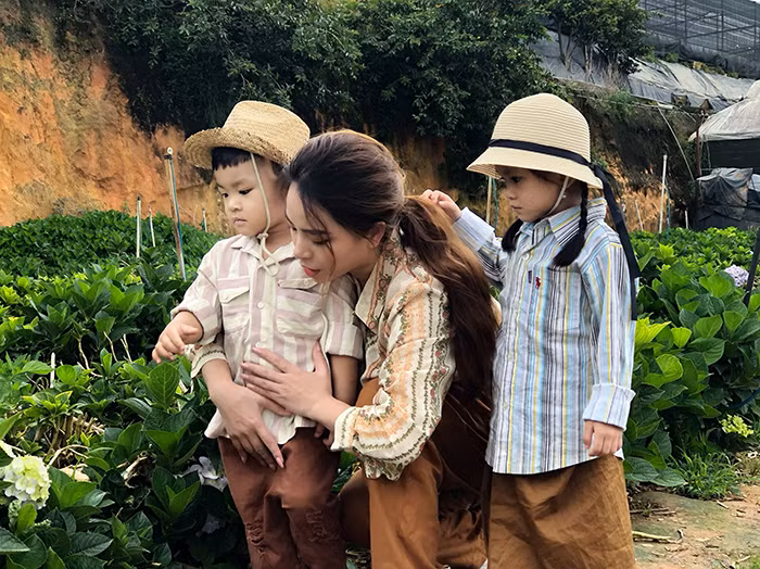 Giọng ca "Viên đá nhỏ" tâm sự: "Anh Đạt từng đổ vỡ hôn nhân nên cảm thấy đám cưới không quan trọng. Tôi cũng nghĩ vậy. Chúng tôi bảo nhau làm sao sống hạnh phúc, biết vì con cái mà cố gắng là được. Tôi không cần làm đám cưới mà chỉ mong hai vợ chồng có thể nắm tay nhau suốt đời. Thủ tục kết hôn chỉ là giấy tờ và hình thức. Tôi thấy có nhiều người cưới xin rình rang xong sống với nhau được một thời gian lại chia tay. Hôn nhân thất bại thì đám cưới cũng không có ý nghĩa gì cả"