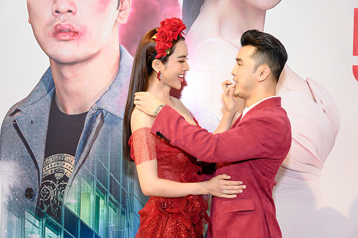 Cặp đôi tình tứ chăm sóc nhau Cặp đôi tình tứ chăm sóc nhau