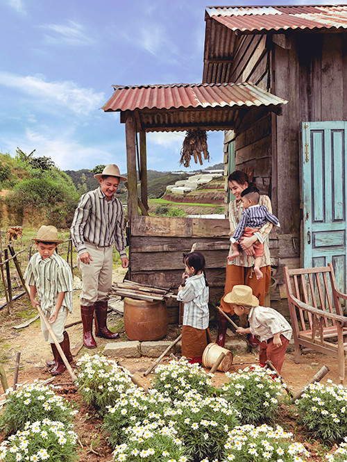 Việc đưa các con về vùng nông thôn vì các con lớn lên trong môi trường đầy đủ, sung túc nên muốn các bé hiểu làm quen với thiên nhiên, với cuộc sống bình dị của người dân nghèo