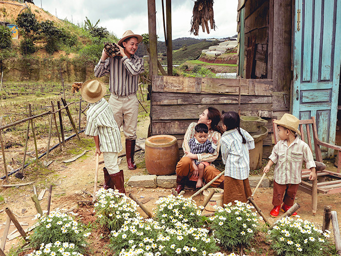 Thành Đạt cùng vợ và các con đã có những ngày trải nghiệm cuộc sống của những nông dân . Nam diễn viên chia sẻ, dù bận rộn nhưng anh luôn dành thời gian chơi với các con và đỡ đần vợ việc nhà