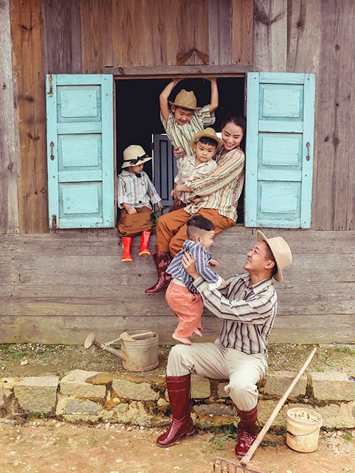 Bé Kid năm nay 8 tuổi đang học lớp 2 (con riêng của Thành Đạt và vợ cũ Diệp Bảo Ngọc) ra dáng anh hai. Bé Kem (3 tuổi), bé Koi (2 tuổi) còn thành viên nhí bé Kio (1,5 tuổi)