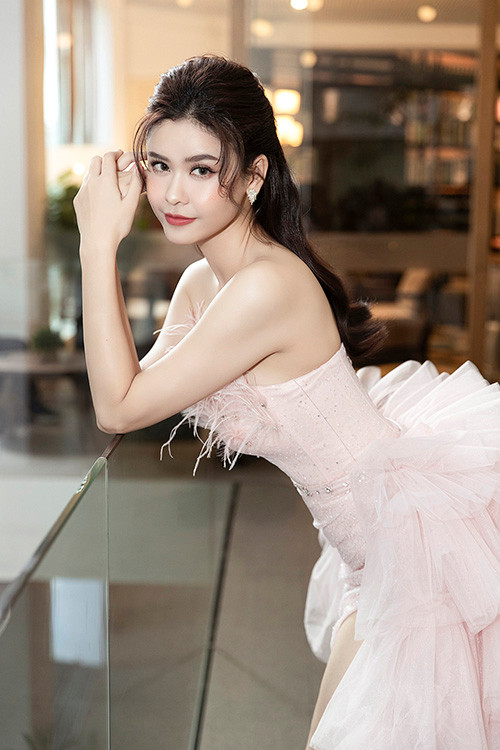 Dù người mẫu không phải là một công việc chính thức nhưng Trương Quỳnh Anh luôn cảm thấy thích thú và phấn khích khi được mời biểu diễn trên sàn runway