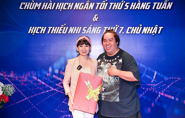 Nghệ sĩ Hoàng Mập đến chúc mừng Mỹ Uyên và sân khấu 5B với những hoạt động mới Nghệ sĩ Hoàng Mập đến chúc mừng Mỹ Uyên và sân khấu 5B với những hoạt động mới