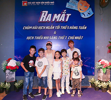 NSUT Mỹ Uyên và các diễn viên "nhí" của sân khấu 5B NSUT Mỹ Uyên và các diễn viên "nhí" của sân khấu 5B