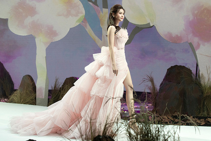 Chất liệu voan đầy nữ tính cùng với những đường cắt cúp ấn tượng, hiện đại, mẫu trang phục đã giúp làm tôn lên vẻ trẻ trung và thu hút của “bà mẹ một con” Trương Quỳnh Anh trên sàn catwalk