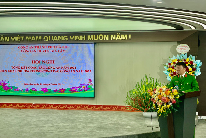 Thượng tá Phạm Văn Hậu - Bí thư Đảng ủy, Trưởng CAH Gia Lâm phát biểu tại hội nghị Thượng tá Phạm Văn Hậu - Bí thư Đảng ủy, Trưởng CAH Gia Lâm phát biểu tại hội nghị