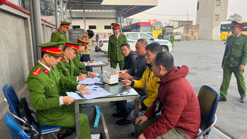 "Chốt" kiểm tra được triển khai cơ động tại Bến xe Nước ngầm, sáng 4-1 "Chốt" kiểm tra được triển khai cơ động tại Bến xe Nước ngầm, sáng 4-1