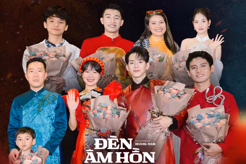 Đạo diễn Hoàng Nam bên dàn diễn viên phim “Đèn âm hồn” Đạo diễn Hoàng Nam bên dàn diễn viên phim “Đèn âm hồn”